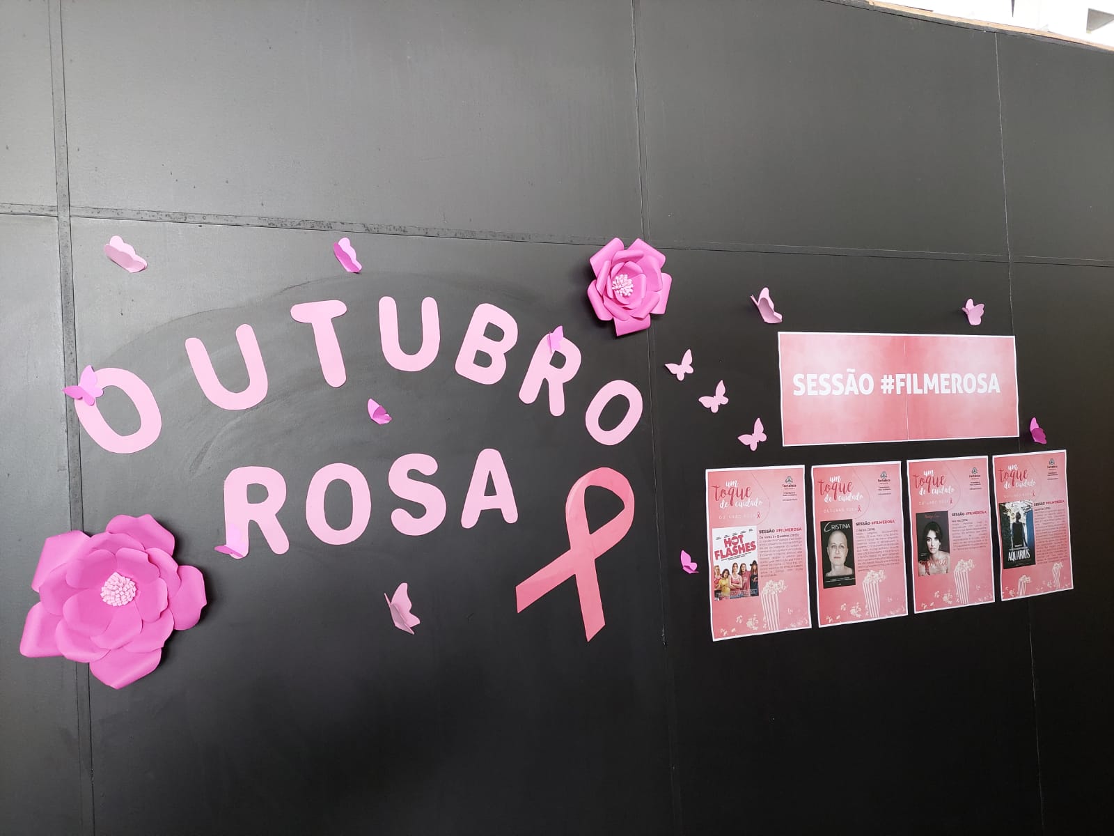 a foto mostra um cartaz de conscientização do outubro rosa